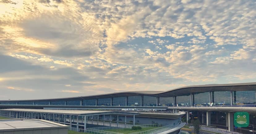 Chongqing Jiangbei International Airport (photo: 8 January 2019 (original upload date)). Cropped and branded by Lounge Frog; CC BY 4.0.