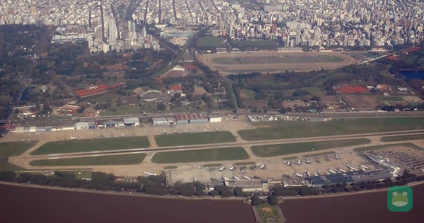 Buenos Aires Aeroparque Jorge Newbery (photo: 2004-08-25). Cropped and branded by Lounge Frog; CC BY-SA 2.5 es.