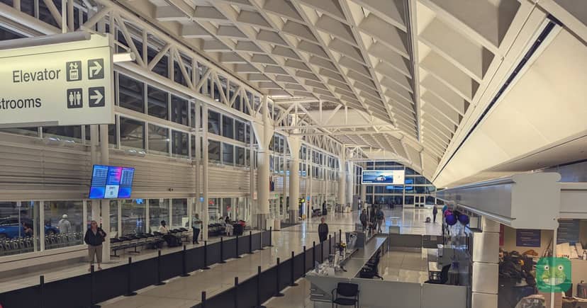Terminal 2 at LA/Ontario International Airport in Ontario, California, shortly before 1am. Cropped and branded by Lounge Frog; CC BY-SA 4.0.