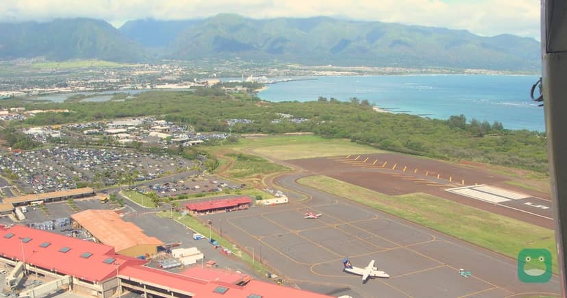 Kahului Airport (photo: 2005-04-04). Cropped and branded by Lounge Frog; CC BY 3.0.