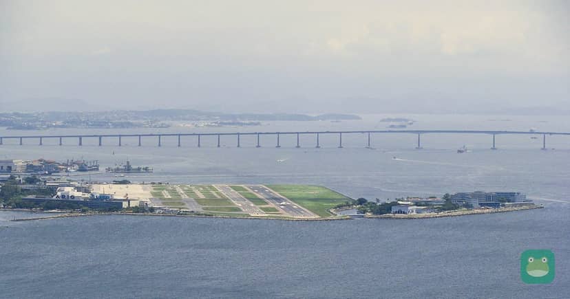 Rio de Janeiro Santos Dumont (photo: 2007-11-21). Cropped and branded by Lounge Frog; CC BY-SA 3.0.