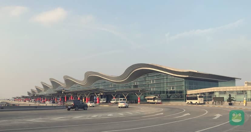 Hangzhou Xiaoshan International Airport (photo: 2020-01-08 15:48:55). Cropped and branded by Lounge Frog; CC BY-SA 4.0.