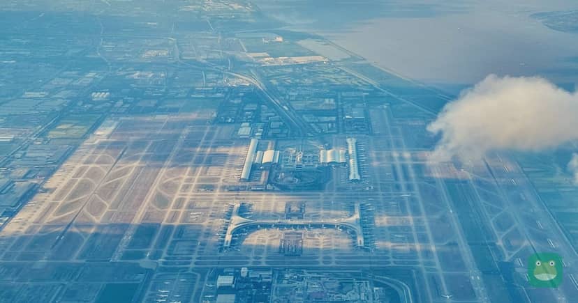 Shanghai Pudong International Airport (photo: 2024-10-03). Cropped and branded by Lounge Frog; CC BY-SA 4.0.