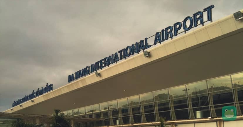 Da Nang International Airport (photo: 2012-03-10). Cropped and branded by Lounge Frog; CC BY-SA 3.0.