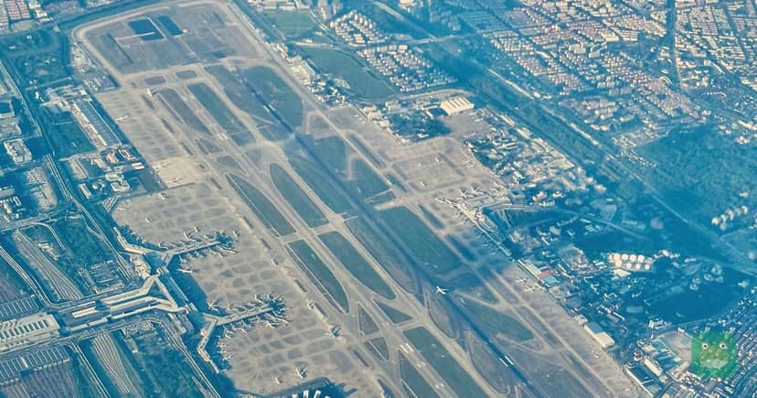 Shanghai Hongqiao International Airport (photo: 2024-10-03). Cropped and branded by Lounge Frog; CC BY-SA 4.0.