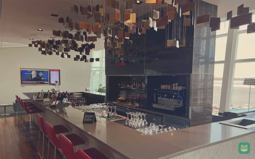 Air Canada Maple Leaf Lounge (International), YUL Domestic/International Jetty — bar
