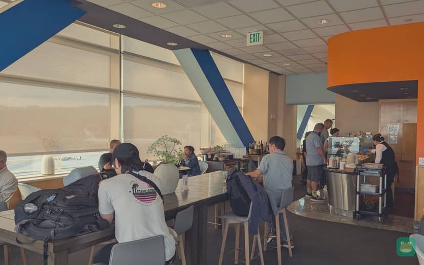 Golden Gate Lounge, SFO International Terminal A — dining area seating