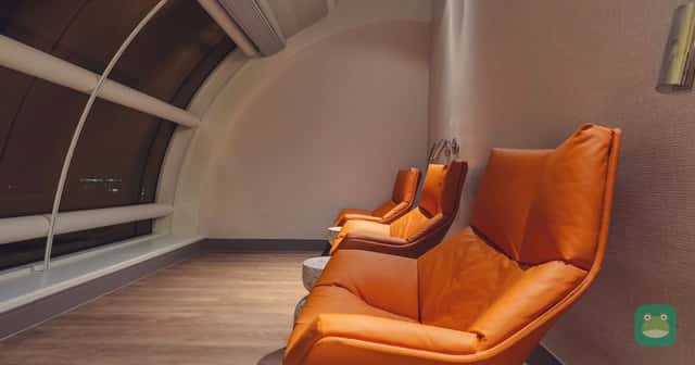 The Club MCO (Airside 4), MCO Terminal B — relaxation seating