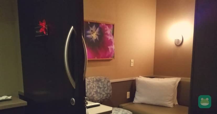 Minute Suites, PHL A/B Link — suite with daybed