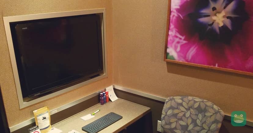 Minute Suites, PHL A/B Link — desk and TV in suite