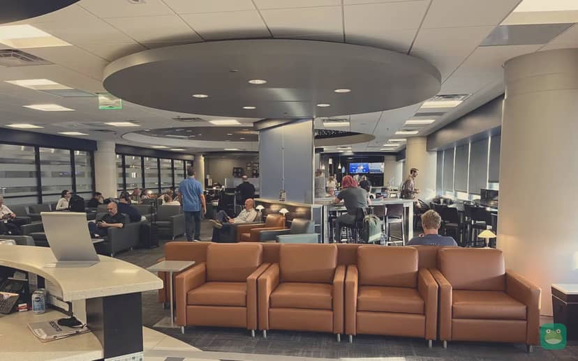 American Airlines Admirals Club (B), PHX Terminal 4 — seating around the bar