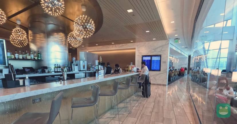 United Club, SAN Terminal 2 — central bar and seating