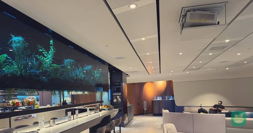 Privium ClubLounge West, AMS Non-Schengen Piers — bar-height table with decorative lighting