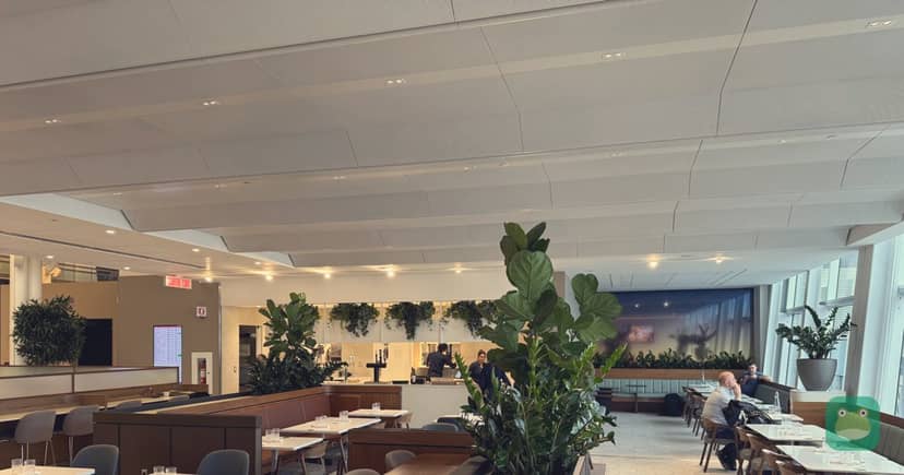 Aspire Lounge (International), YUL — main lounge with mixed seating