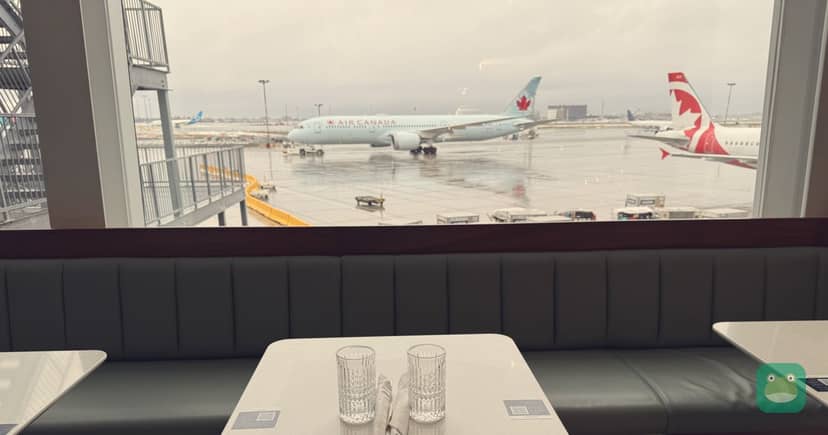 Aspire Lounge (International), YUL — window seating with aircraft views