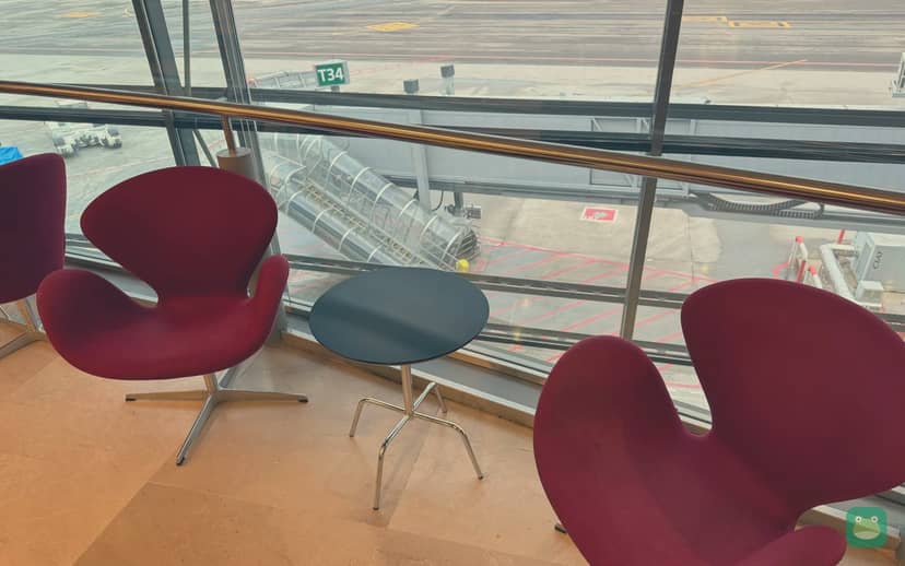 Red swan chairs by the windows, Sala VIP Puerta del Sol, Madrid-Barajas